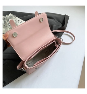 Detailansicht der rosa Ledertasche mit Magnetverschlüssen und Reißverschluss-Innentasche