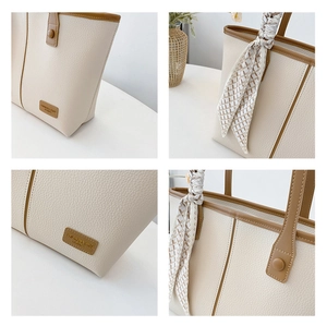 Détail du sac cabas crème en cuir grainé avec foulard à carreaux et finitions brunes