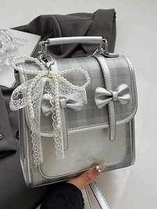 Sac à main argenté métallisé avec rabat à carreaux gris et pendentif en dentelle perle