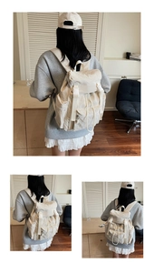 Détail d'un sac à dos en toile blanc cassé avec cordon de serrage et poches latérales