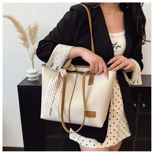 Détail du sac cabas minimaliste avec texture grainée, bordure contrastée et foulard