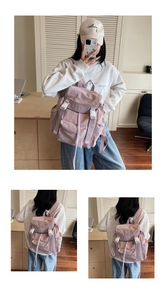 Détail du sac à dos en nylon lavande avec boucles blanches et fermeture à cordon