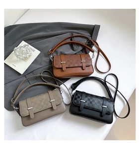 Detailansicht modischer Handtaschen mit gewebter Klappe und rundem geflochtenem Griff