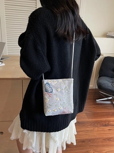 Sac seau blanc minimaliste avec broderie papillon élégante et fine bandoulière réglable