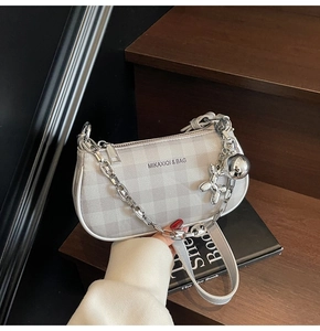 Sac baguette argenté à damier avec chaîne métallique et breloque chien ballon