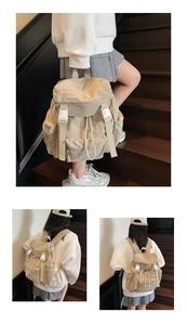 Détails du sac à dos en nylon beige avec boucles blanches et fermeture par cordon