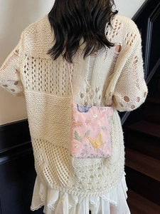Sac seau rose brodé avec des motifs de papillons bleus et fleurs de style pastoral