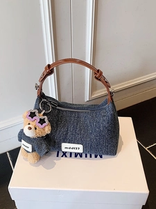 Sac Seau en Cuir PU Texture Denim Rétro pour Femmes Mode Lettres Tissées Sac à Bandoulière Avec Joli Charm d'Ours