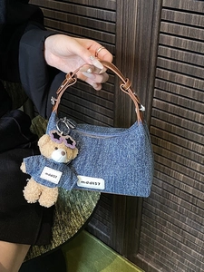 Sac seau en jean bleu avec poignées en cuir marron et breloque petit ourson