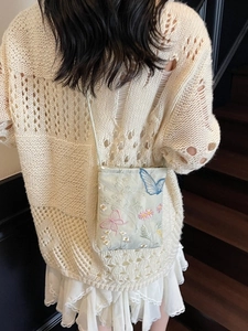 Sac seau minimaliste orné de broderies délicates de papillons et motifs floraux