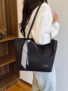 Sac fourre-tout minimaliste en cuir noir avec foulard en soie et plaque dorée élégante