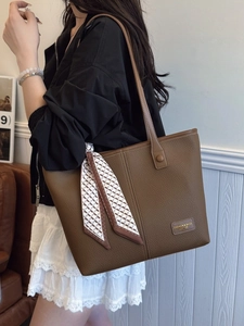 Sac fourre-tout marron en cuir avec foulard géométrique et bandoulières confortables