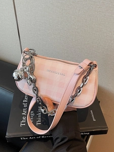 Sac Sous le Bras à Carreaux pour Femmes en Cuir PU Chaîne en Métal Tendance Sac à Bandoulière Mode Avec Pendentif Chien