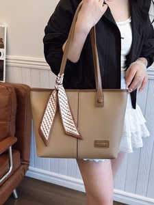Sac cabas minimaliste en cuir kaki avec foulard en soie pour le quotidien des femmes