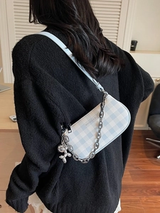 Sac sous le bras à carreaux bleus et blancs avec chaîne argentée et breloque