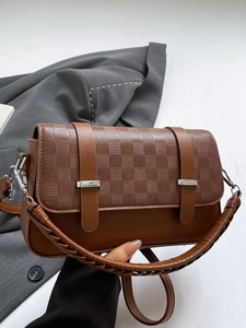 Braune Leder-Umhängetasche mit geprägtem Karomuster und gewebtem Tragegriff im Retro-Stil