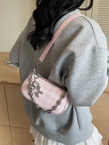Sac sous le bras à carreaux rose et blanc avec chaîne argentée et charm chien