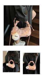 Détail du sac à main plissé rose avec zip argenté et breloque en peluche blanche