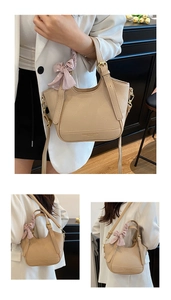 Détail du sac seau beige texturé litchi avec foulard en soie sur la poignée pour femme