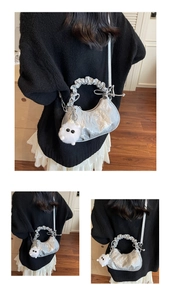 Détails du sac croissant argenté plissé avec poignée nuage et breloque peluche