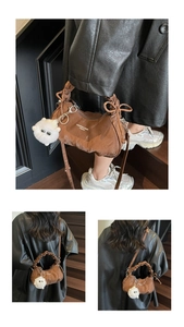 Gros plan détaillé d'un sac à main marron plissé avec un charmant monstre en peluche blanc