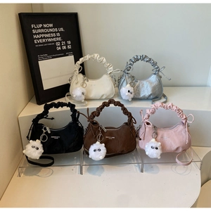 Série de mini sacs froncés en cinq couleurs avec des pompons pour un look tendance