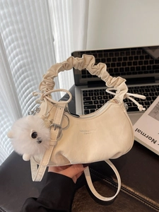 Sac à Main Femme en Cuir PU Plissé Sac Sous les Bras Couleur Unie Bandoulière Avec Charme en Peluche Pour le Quotidien