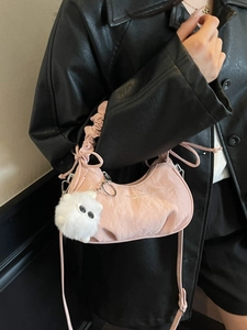 Sac croissant plissé rose avec breloque en peluche blanche et bandoulière réglable