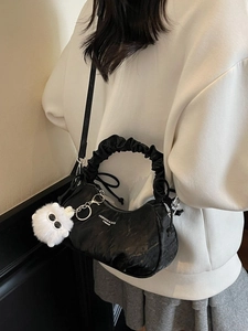 Sac hobo noir plissé élégant avec bandoulière et charmant pendentif œil en peluche