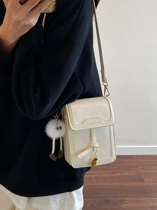 Schicke cremeweiße Umhängetasche für Handys mit süßem Plüschanhänger und Golddetails