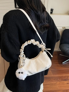 Sac à bandoulière crème plissé chic avec breloque en peluche et sangle ajustable