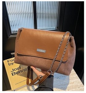 Dettaglio della borsa tote marrone con logo YOUBER e materiali in pelle e camoscio