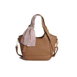 Sac seau marron à motif litchi avec foulard rose à pois et détails métalliques dorés