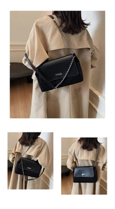 Borsa a spalla in pelle e camoscio nera vista da diverse angolazioni su una modella in trench