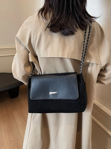 Grande borsa tote nera con catena da donna vista posteriore su una modella