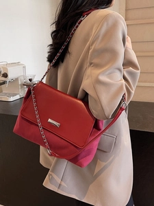Elegante borsa tote in pelle rossa con tracolla a catena d'argento, borsa a spalla da donna