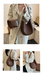 Detail der dunkelbraunen geflochtenen Hobo-Tasche mit passendem Reißverschluss-Etui