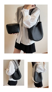 Detail der gewebten schwarzen Beuteltasche und passender Clutch im minimalistischen Stil