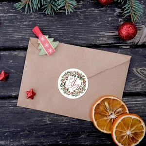 Sticker couronne de Noël avec texte Joy sur enveloppe kraft et décor festif