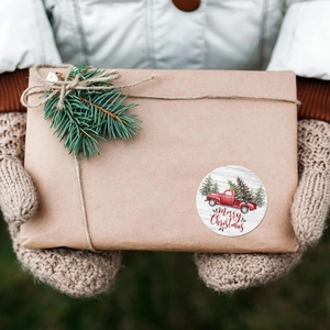 Rouleau d'autocollants de Noël avec camion vintage et sapin sur une boîte cadeau