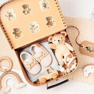 Coffret cadeau bébé avec ours en peluche, jouets en bois, chaussures et couverture ours