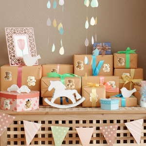 Autocollants bébé avec ours mignons sur une boîte cadeau en kraft pour la décoration