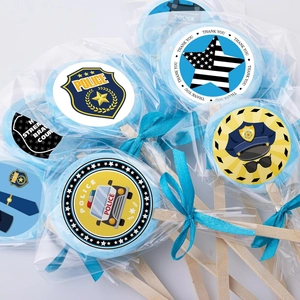 Détail de sucettes sur le thème de la police avec nœuds bleus et autocollants