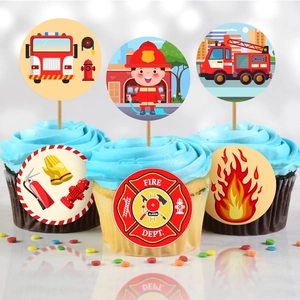 Décorations de cupcakes pompier sur gâteaux au chocolat avec glaçage bleu pour anniversaire