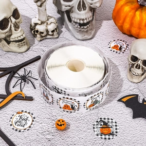Rotolo da 500 adesivi di Halloween con zucca e fantasma su scacchi bianchi e neri