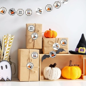 Adesivi di Halloween con gatti neri e zucche su scatola regalo in carta kraft