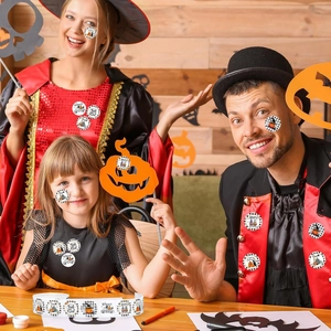 Famiglia con adesivi tondi di Halloween con zucca e gnomo per decorazione festiva
