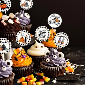 Dettaglio di topper per cupcake di Halloween con zucca, gatto nero e fantasmi