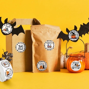 Dettaglio di adesivi di Halloween con zucche e fantasmi su sacchetti regalo in carta