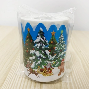 Nahaufnahme der Weihnachts-Bordüre für Pinnwände mit Weihnachtsmann- und Rentier-Motiven